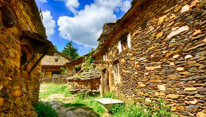 Un callejón característico de una aldea de pizarra en la ruta de los pueblos negros (La Vereda)