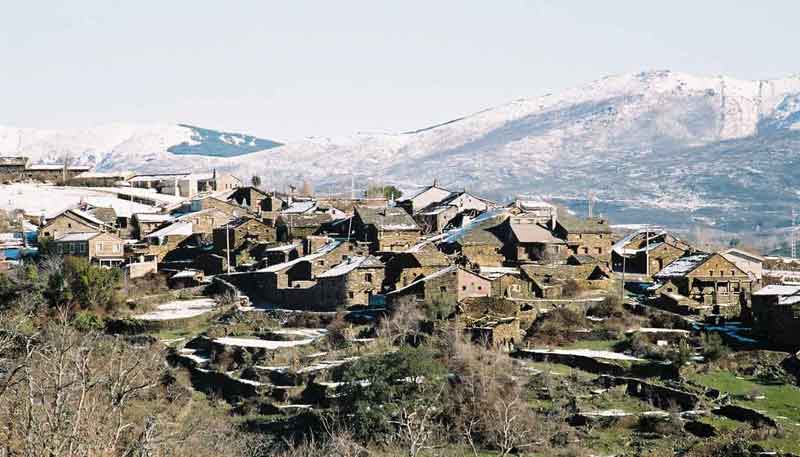 Invierno nevado en Roblelacasa en el corazón de la ruta de los pueblos negros