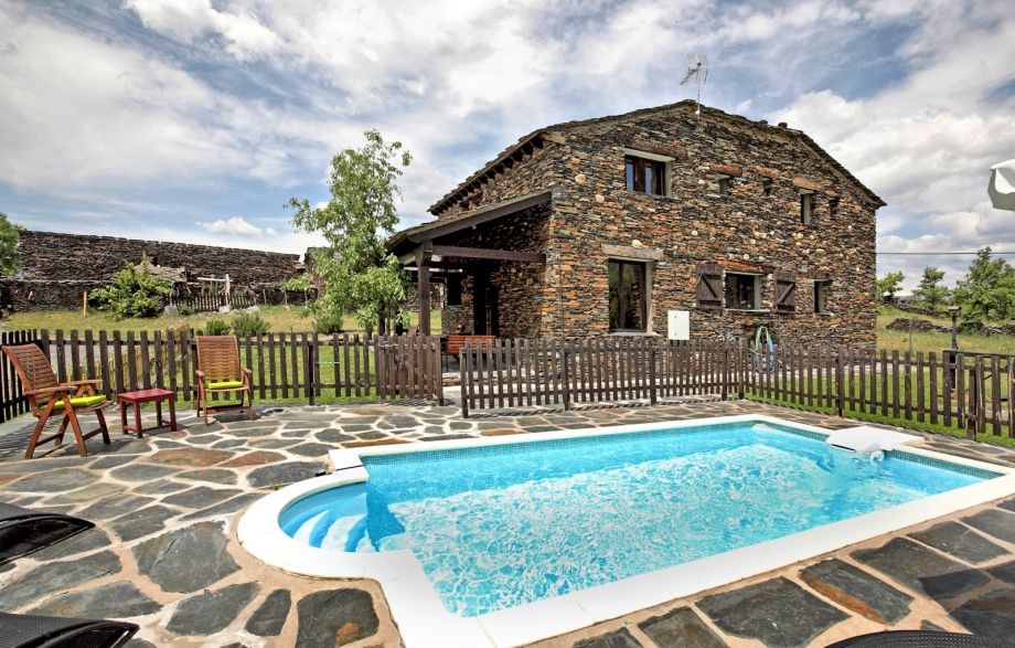 Casa rural la Pizarra Negra con la piscina en primer plano