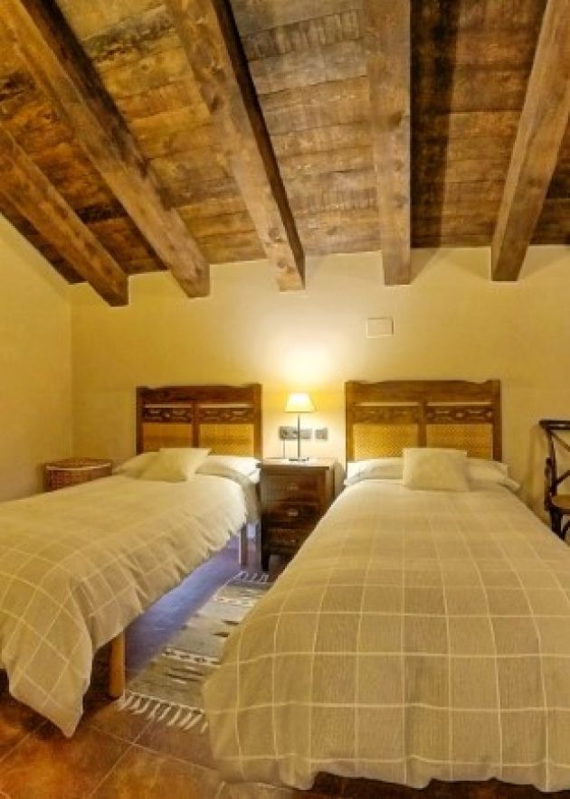 fondo de habitación doble de la casa rural Los Doce Robles